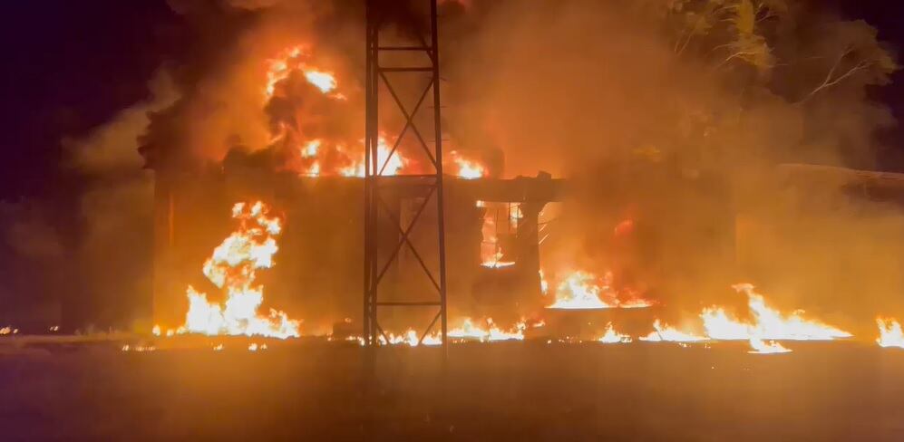 La bodega está completamente envuelta en llamas.
