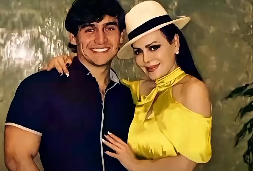 Maribel Guardia junto a su hijo Julián Figueroa, fallecido el 9 de abril de 2023.