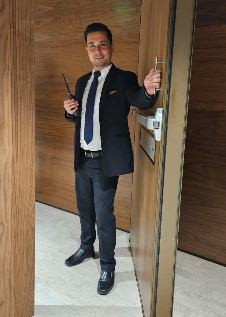 Daniel Calvo es un ujier de la Asamblea Legislativa que también es cantante