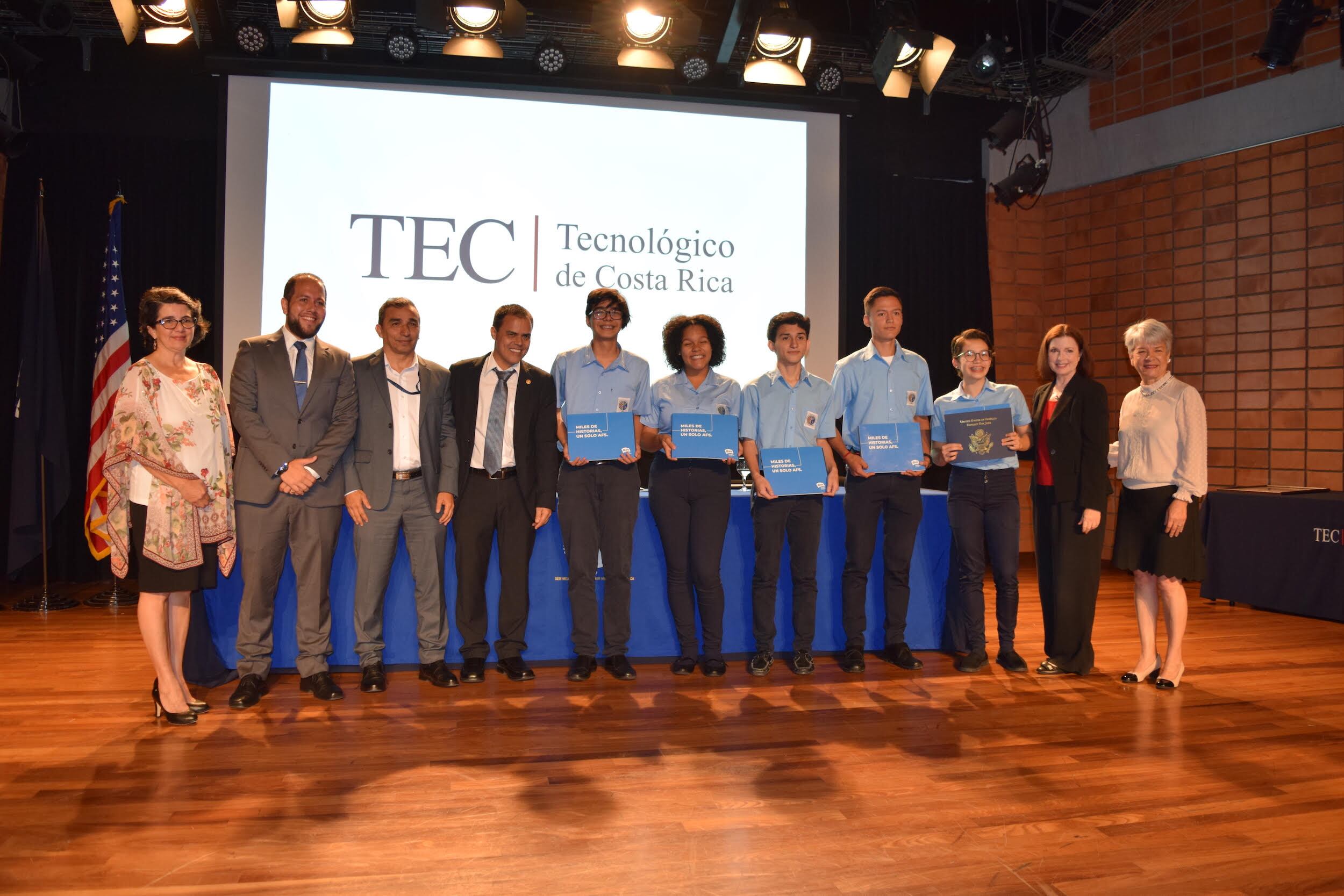 A sus 16 años Daylana Wilshire Morales, de barrio Pacuare de Limón, estudia en el Colegio Científico Atlántico y cumplirá su sueño de estudiar fuera de Costa Rica para aumentar los puntos en su currículum tanto con el idioma inglés como con estudios en el campo científico.
Lo mismo sucede con Ramsés Jiménez Ramírez, del Colegio Científico de Guanacate; él vive en Bagaces, tiene 17 años y tremendas ganas por continuar aprendiendo y creciendo académicamente. Keylor Rivera Gamboa, del Científico de Cartago, quien es de Santa Cruz de León Cortés y tiene 16 años, también disfrutará la beca.
Otro del Caribe, del Colegio Científco Atlántico, Kaleb Granados Acuña, con 16 años, no cabía de la alegría al saber que por 365 días estudiará y crecerá en norteamérica, así como Dana Gutiérrez Quirós del Científico de San Carlos, ella es de Ciudad Quesada y tiene 16 años.