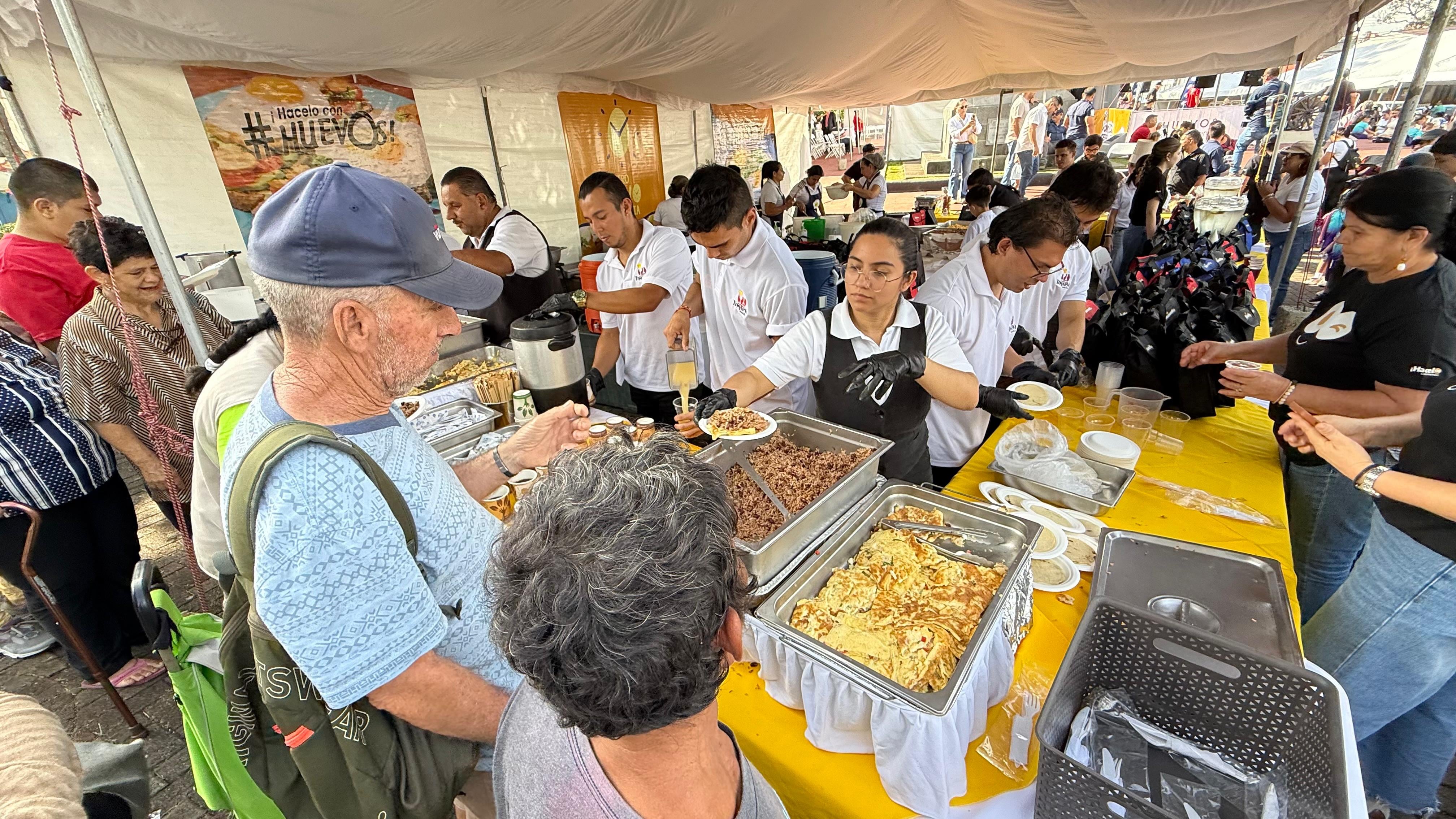 El Día Mundial del Huevo 2026 se celebró el viernes 9 de octubre, de 7:30 a. m. a 11:00 a. m., en el Parque Juan Santamaría, en Alajuela. Se repartieron más de 3.000 desayunos gratuitos, con los huevos como protagonistas.