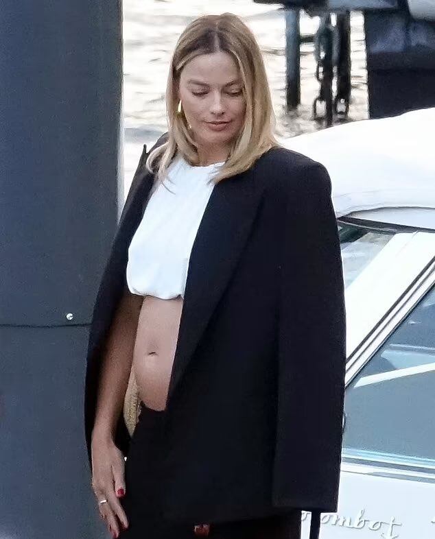 Margot Robbie y su esposo, ambos de 34 años, esperan a su primer hijo