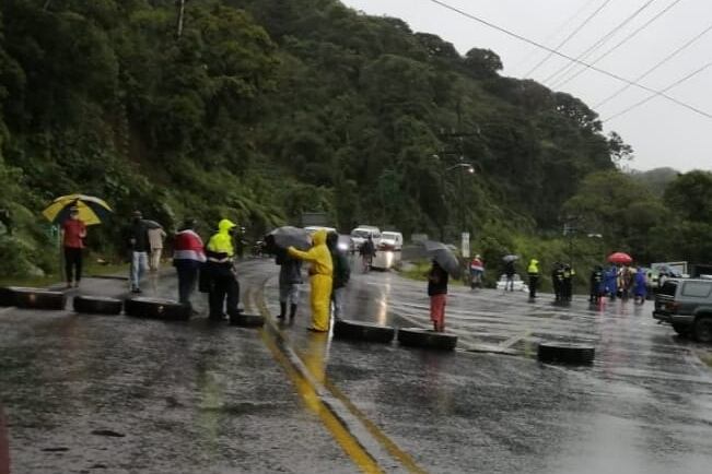 A eso de las cuatro de la tarde armaron un bloqueo en la ruta a Pérez Zeledón por Cartago