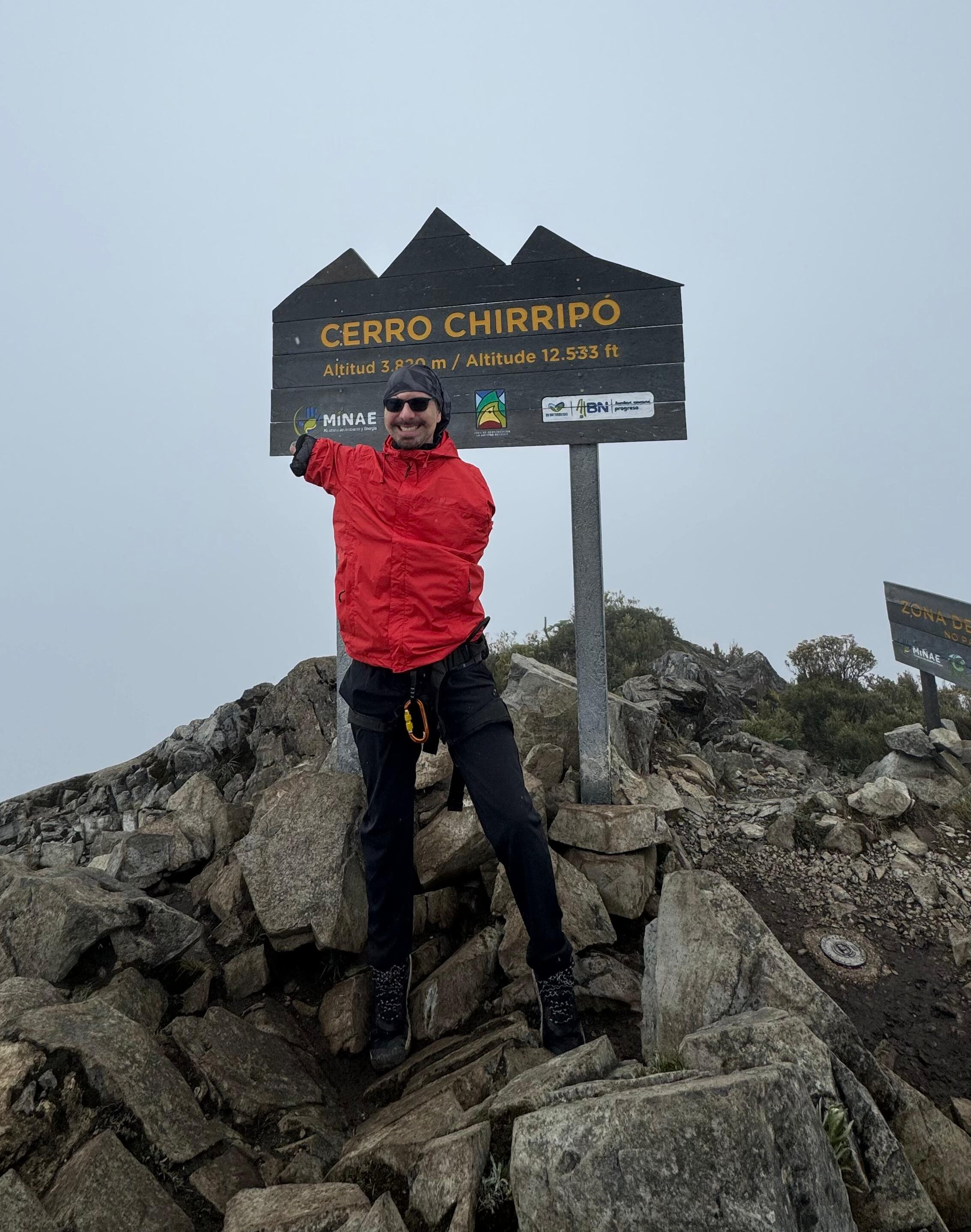 El motivador Alex Reyes conquistó este martes la cima del cerro Chirripó.