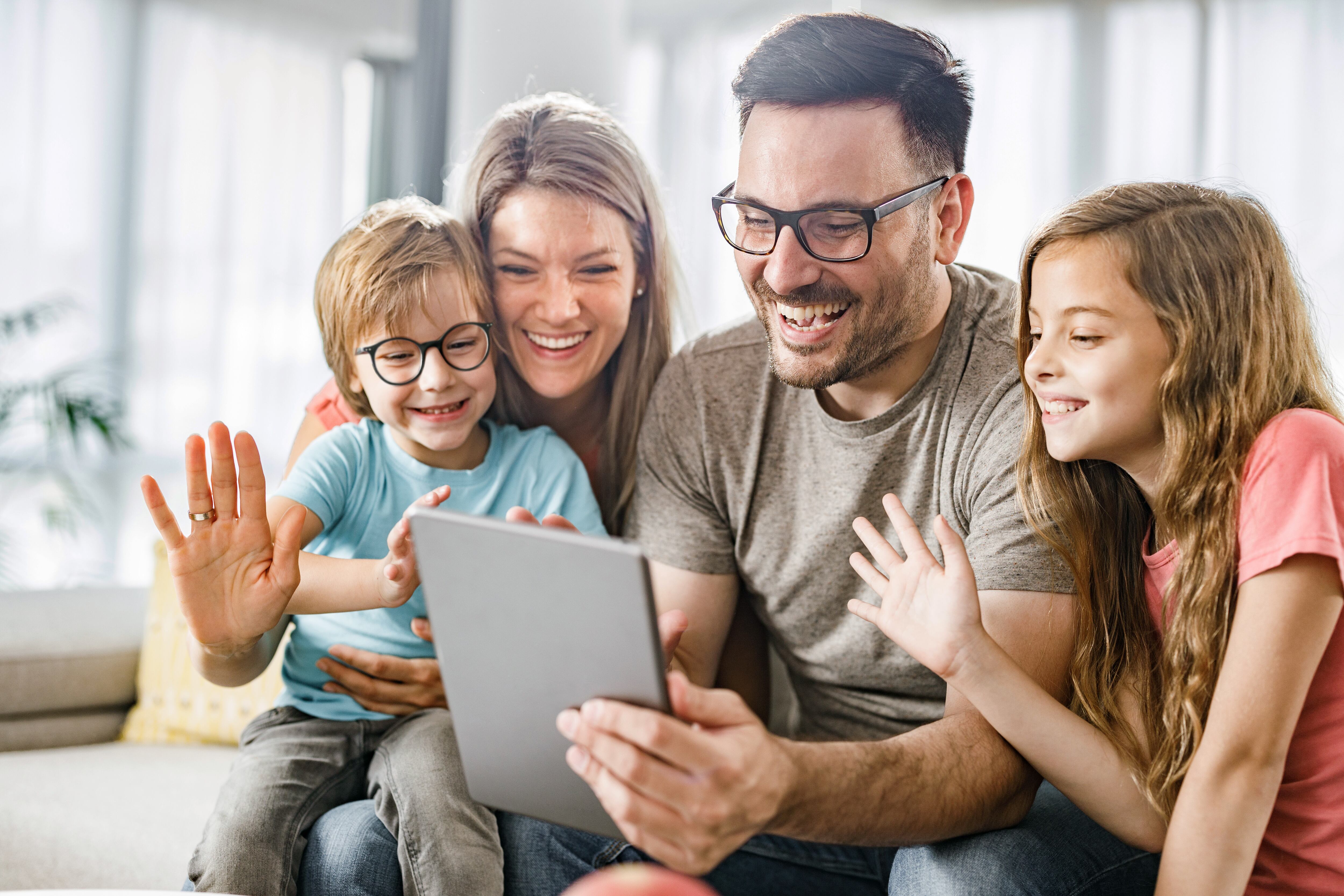 Los dispositivos electrónicos acompañan a la gran mayoría de la población, ya sea para fines educativos, de entretenimiento o de trabajo, por eso Ópticas Visión le cuida la salud de sus ojos.