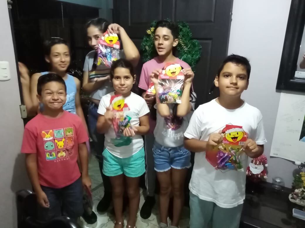 Una de las chiquitas más chirotas de Río Grande de Cristo Rey de Platanares de Pérez Zeledón, se llama Kristel Hidalgo Mora, una estudiante ejemplar que disfruta la naturaleza al máximo, pero el pasado 12 de abril, mientras la pasaba puras tejas subida en un palo de guaba, la rama en la que estaba se le rompió y al caerse se quebró la cadera y el fémur derecho