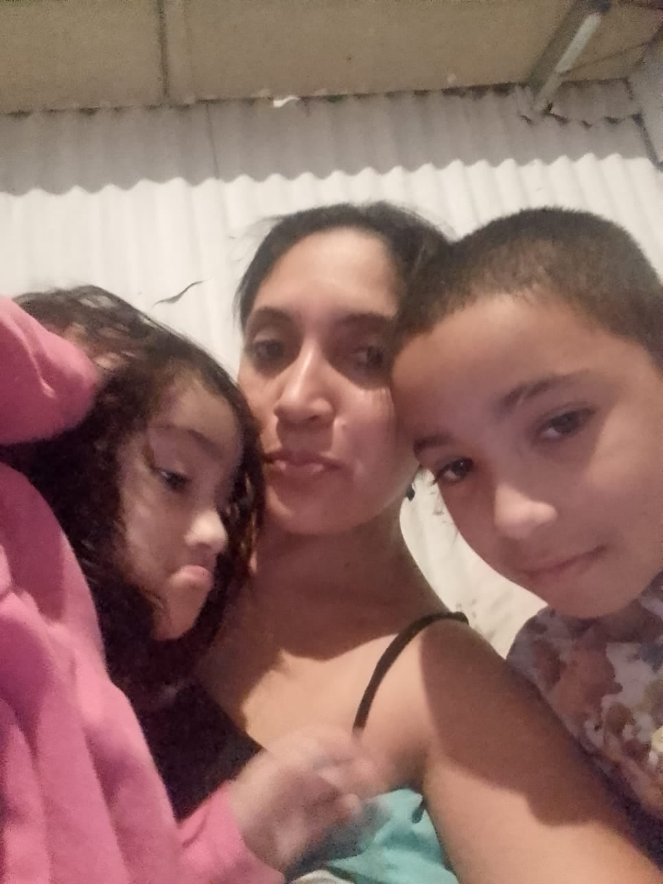 Emily Espinoza desea tener una casita en buenas condiciones, que podría ayudar a mejorar la salud de su hija Naomy (izquierda). Acá con su hijo Deylan.