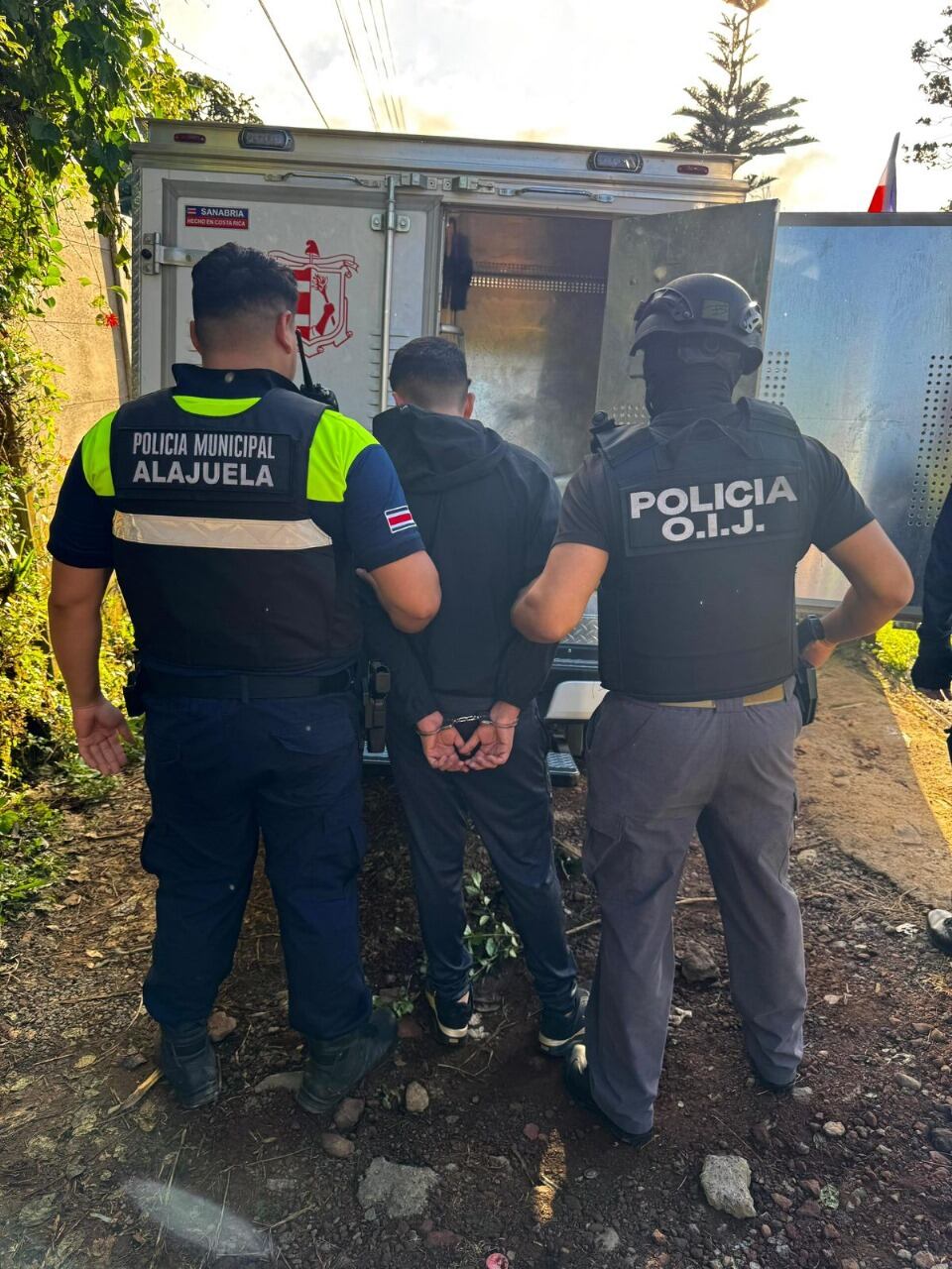 Un joven de 20 años fue detenido por amenazar con arma dos hombres