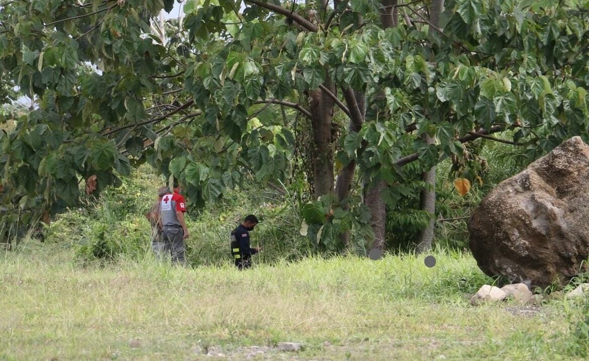 Hallan cuerpo dentro de río en Guápiles de Pococí. Foto Reyner Montero.