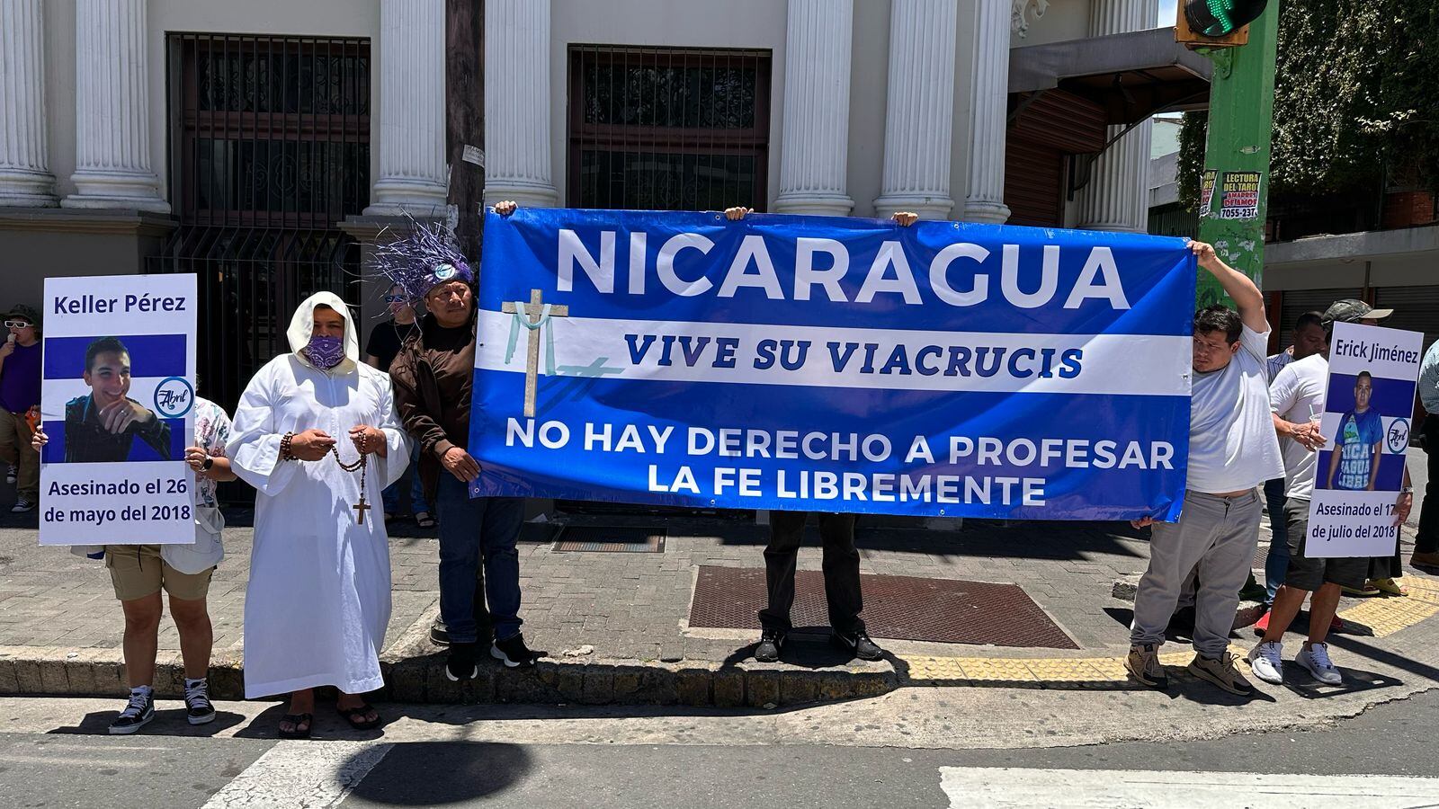 Un grupo de nicaragüenses aprovechó las celebraciones del Viernes Santo en San José para protestar contra la represión religiosa que viven en su país producto de las políticas de la dictadura de Daniel Ortega y Rosario Murillo.