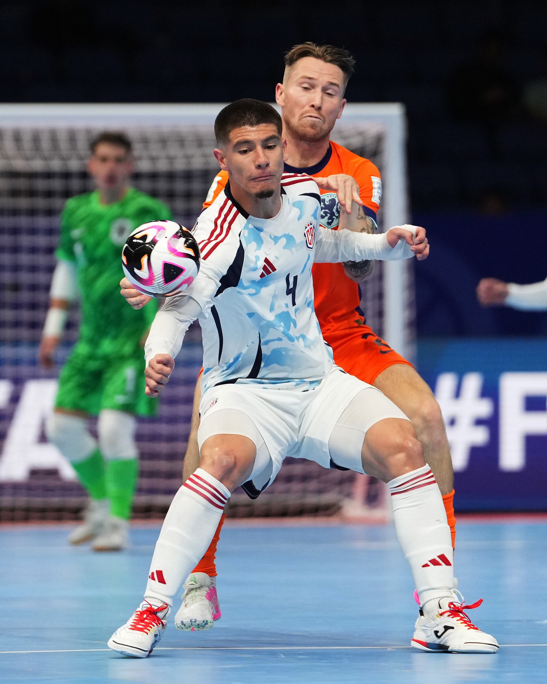 Diego Chavarría lidia con el juego físico de la selección de Países Bajos. Fotografía: FCRF