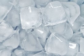 ¿Para qué sirve poner hielo en el excusado? El truco casero que gana popularidad