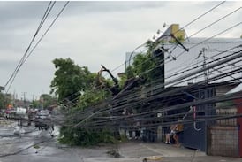 Cinco carros quedaron atrapados entre cables eléctricos tras caída de postes en Alajuela