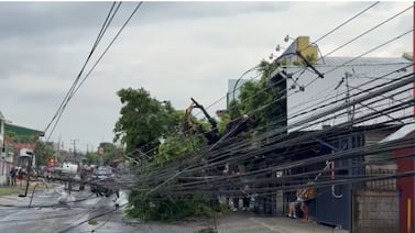 Cinco carros quedaron atrapados entre cables eléctricos tras caída de postes en Alajuela
