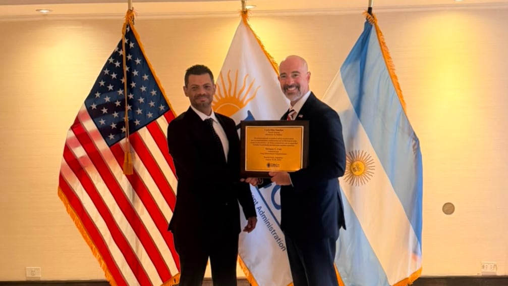 Carlo Díaz junto Jeff Randall, director de la Fuerza de Tarea Conjunta Interagencial Sur, de Estados Unidos. Foto: Ministerio Público