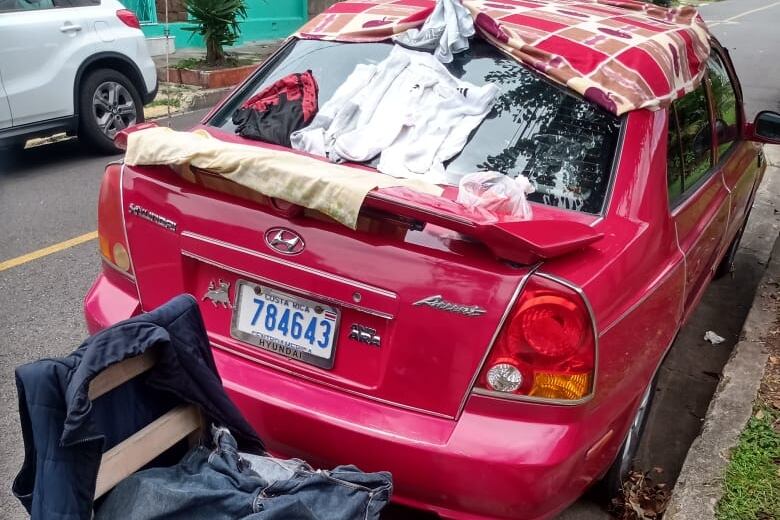 Eduardo Vega Ávila, ahora vecino de ningún lado, con 60 años, hipertenso y quien tiene dos meses de vivir en su carro varado en barrio Vasconia de San José.