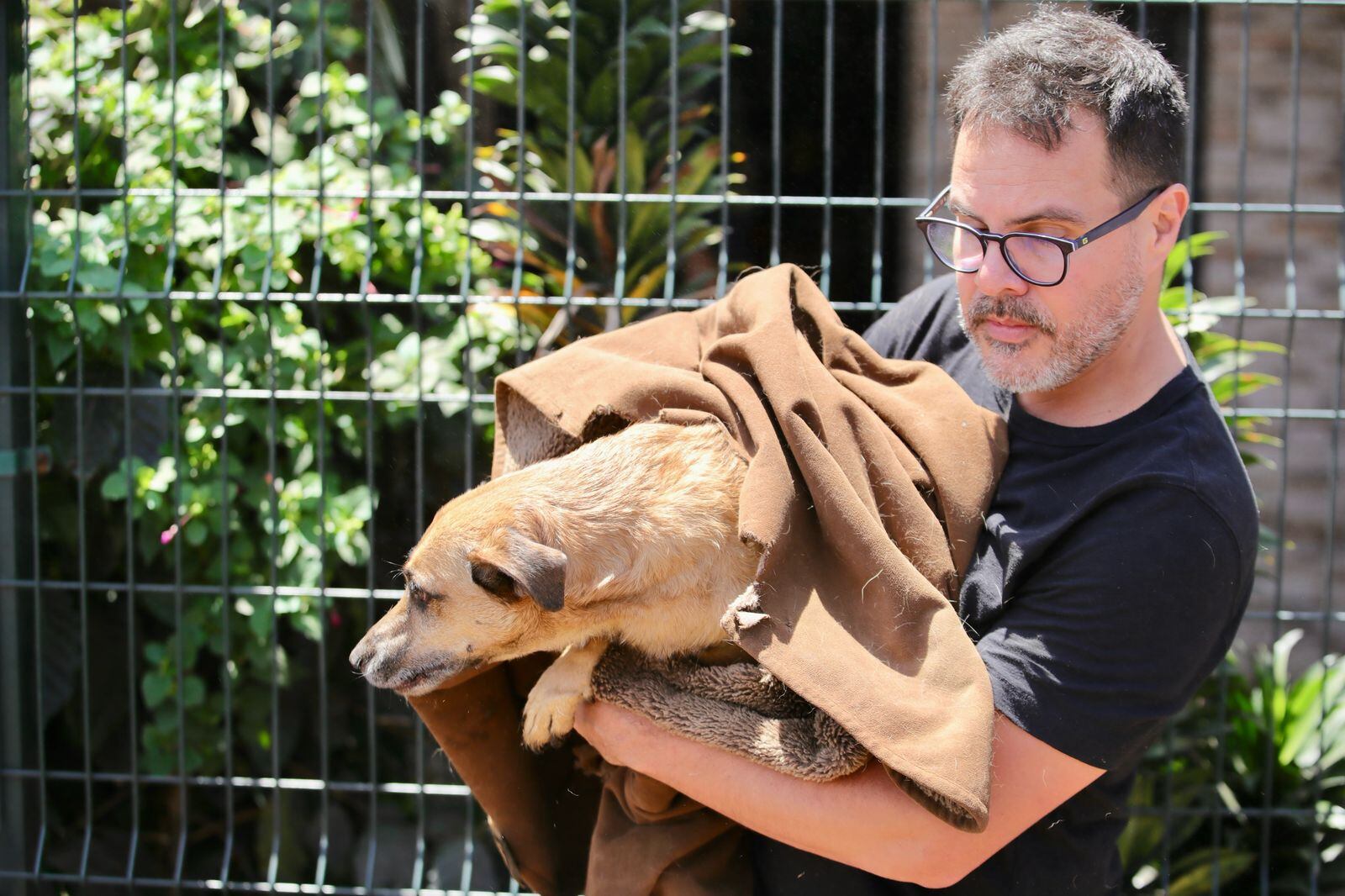 Emergencia en Cinco Esquinas de Tibás. El incendio de la bodega de materiales de Portones Salas puso en riesgo otras estructuras a 150 metros de la clínica local.