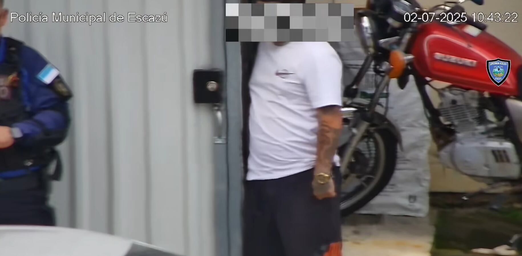 La cámara grabó el momento exacto en el que el sujetó trató de engañar a los policías. Foto Policía Municipal de Escazú.