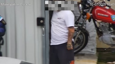 ¡Insólito! Hombre intentó engañar a policías y una cámara lo mandó directo a prisión