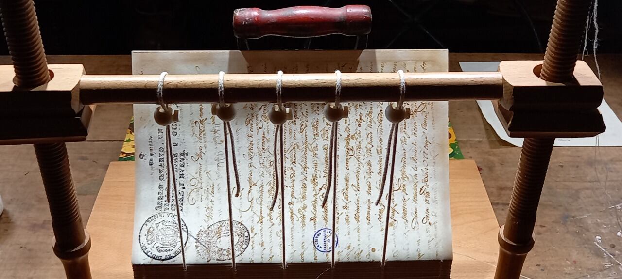 El Acta de la Independencia de Costa Rica, firmada el 29 de setiembre de 1821 fue restaurada en el 2021. La UCR con sus laboratorios realizaron análisis químicos, biológicos y físicos. En la foto la máquina que inventó Luis Ureña para coser el Acta.