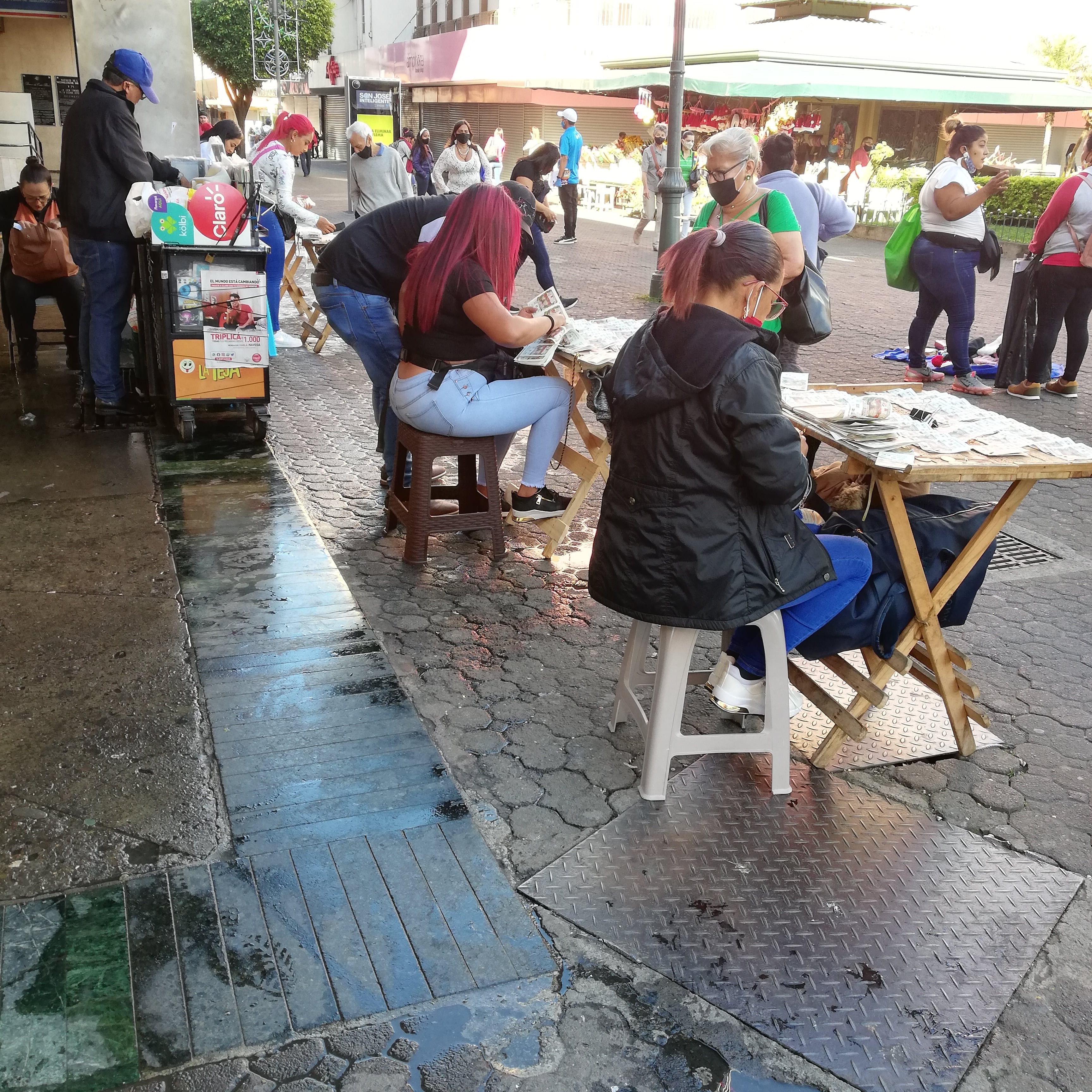 Nos dimos una vuelta por Chepe el día del sorteo para ver qué tal estaba el ambiente y pudimos confirmar que todavía había lotería en manos de los chanceros, además, gente corriendo para comprar sus pedacitos de último minuto.