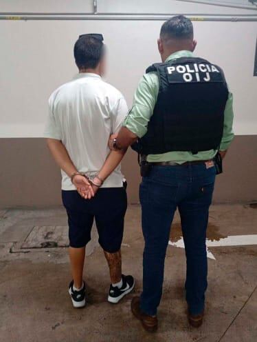 Un hombre de apellido Agüero, de 28 años, fue detenido por el OIJ cuando estaba en un parqueo en Pavas, San José, por ser sospechoso de simulación de delito. Foto: OIJ