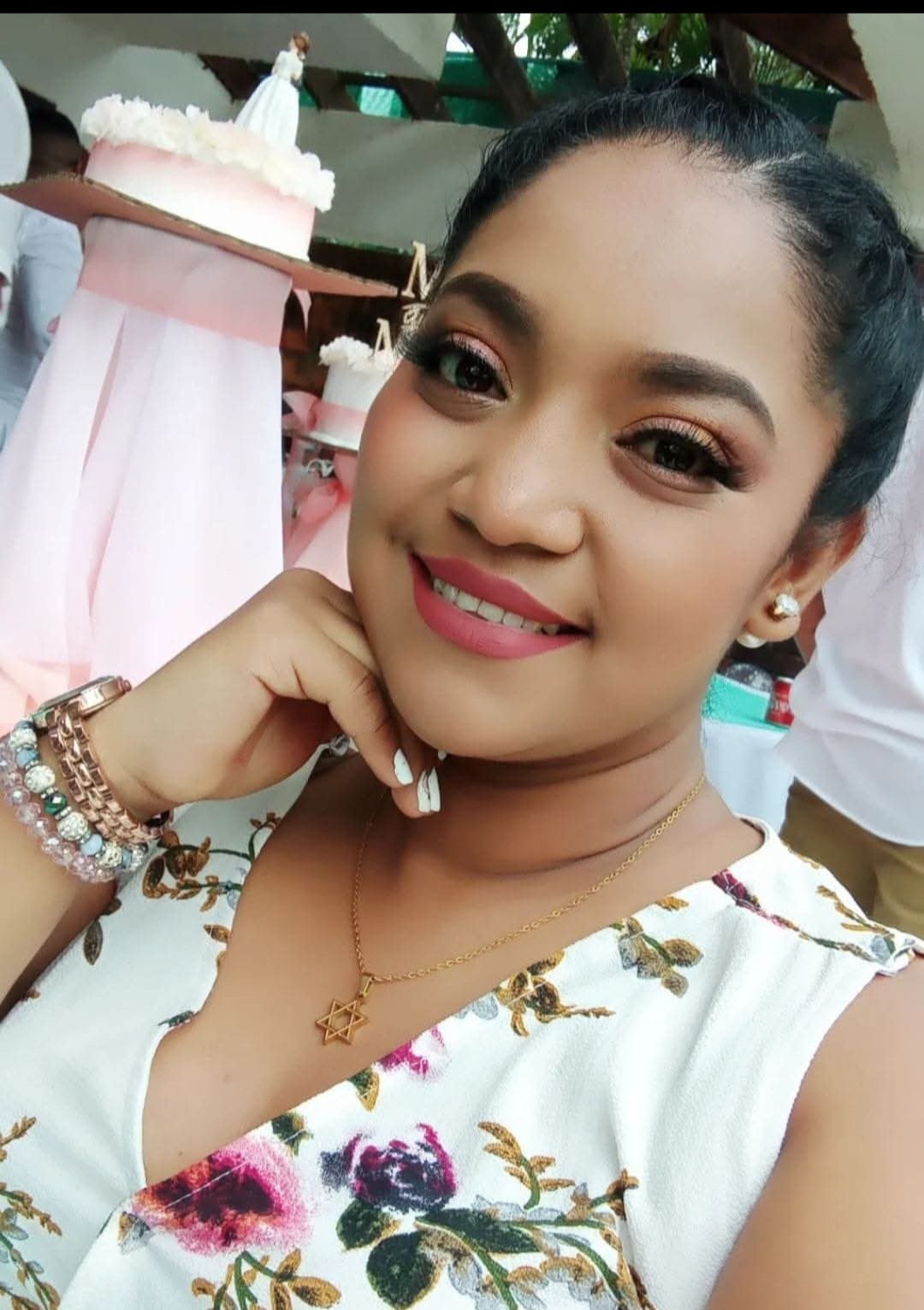 Perla Lagos Oporta, de 35 años, fue encontrada sin vida dentro de una cabina en Río Claro de Golfito. Foto Facebook.