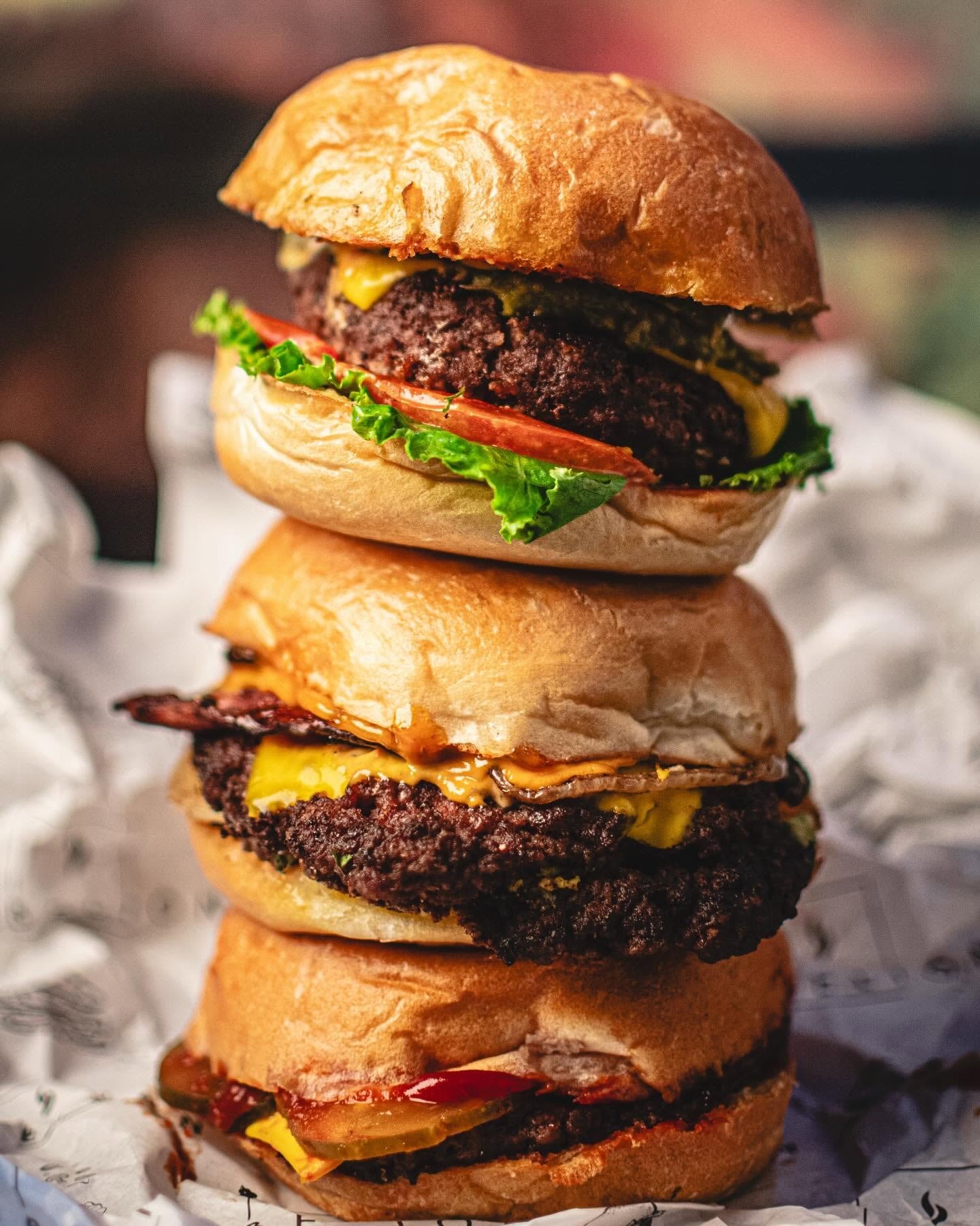 El emprendedor Derek Sánchez pasó de llevar la parrilla que se ganó en “Guerra de Hamburguesas” amarrada a su moto a abrir un nuevo local, luego de que el primero le quedara pequeño por la cantidad de clientes.