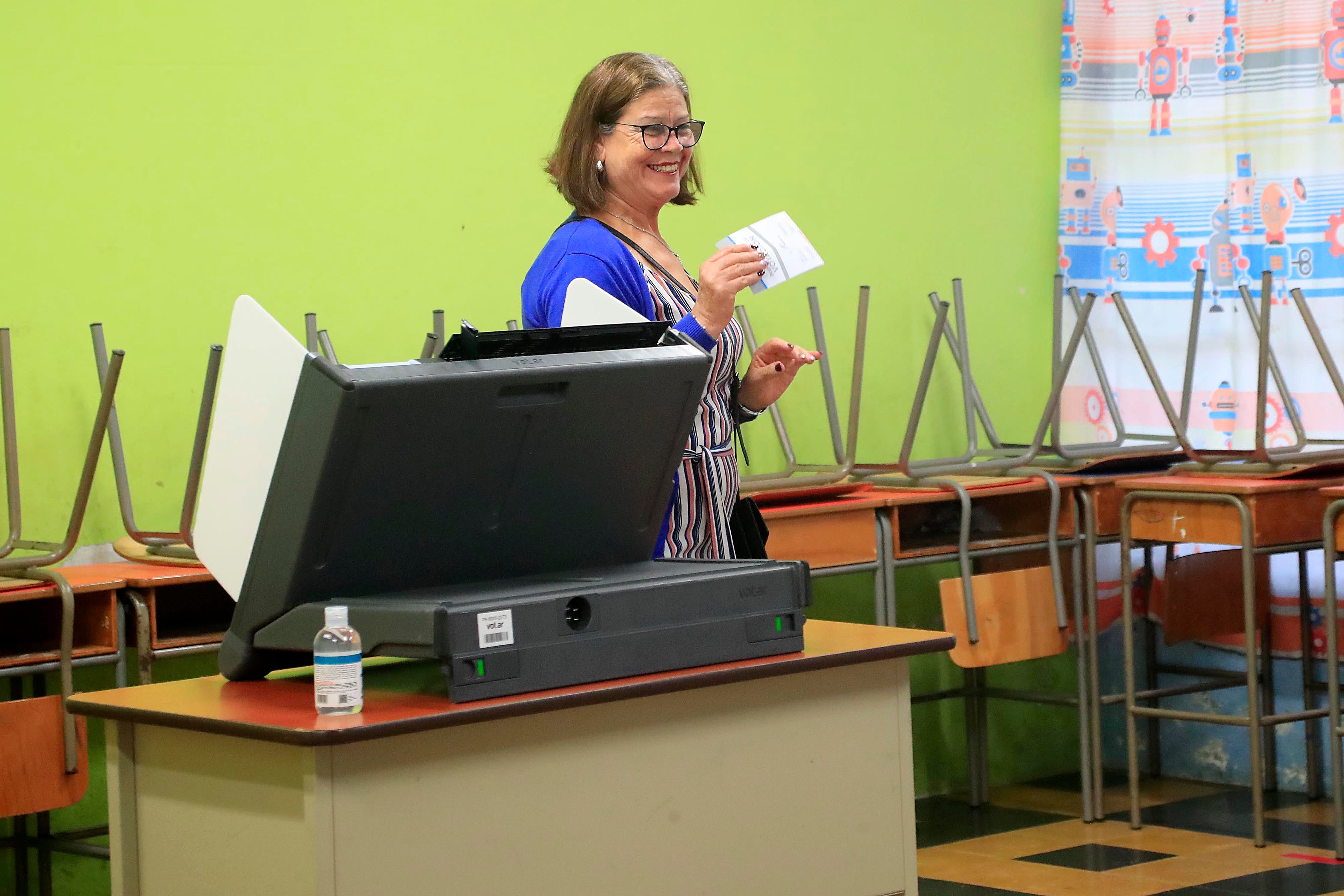 04/02/2024     San Rafael de Oreamuno,. Este era el ambiente a las 6:00 a.m. en la escuela Monseñor Sanabria, este domingo, durante la apertura de las urnas para la celebración de las elecciones municipales en las que se eligen 6.212 puestos en 84 cantones. Alcaldes, vicealcaldes, regidores y síndicos, entre otros, llegarán al poder en los comicios municipales. Aquí aplicó el voto electrónico.