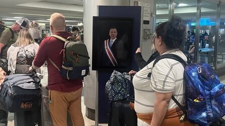 Desde hace pocos días si un turista extranjero o un costarricense llega al país vía aérea al aeropuerto Juan Santamaría se va a topar con una foto del presidente del país, Rodrigo Chaves, en zona donde revisan a todo el mundo con escáner