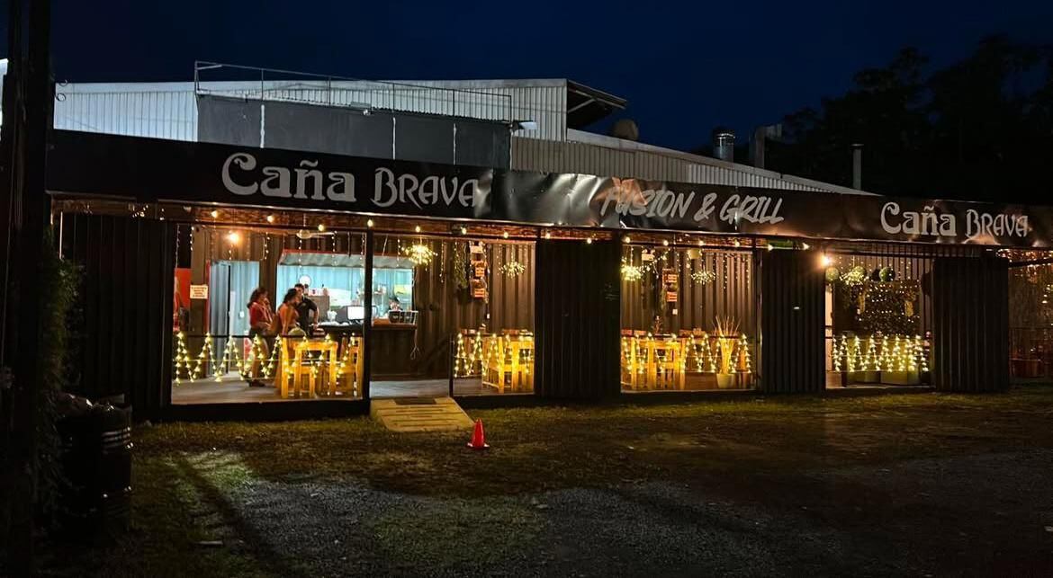 Daniel Umaña Villalobos  y su esposa, Karla Jiménez, arrancaron en pandemia un negocito de comidas en Guápiles que se llama Caña Brava. Don Daniel participará en Guerra de parrillas