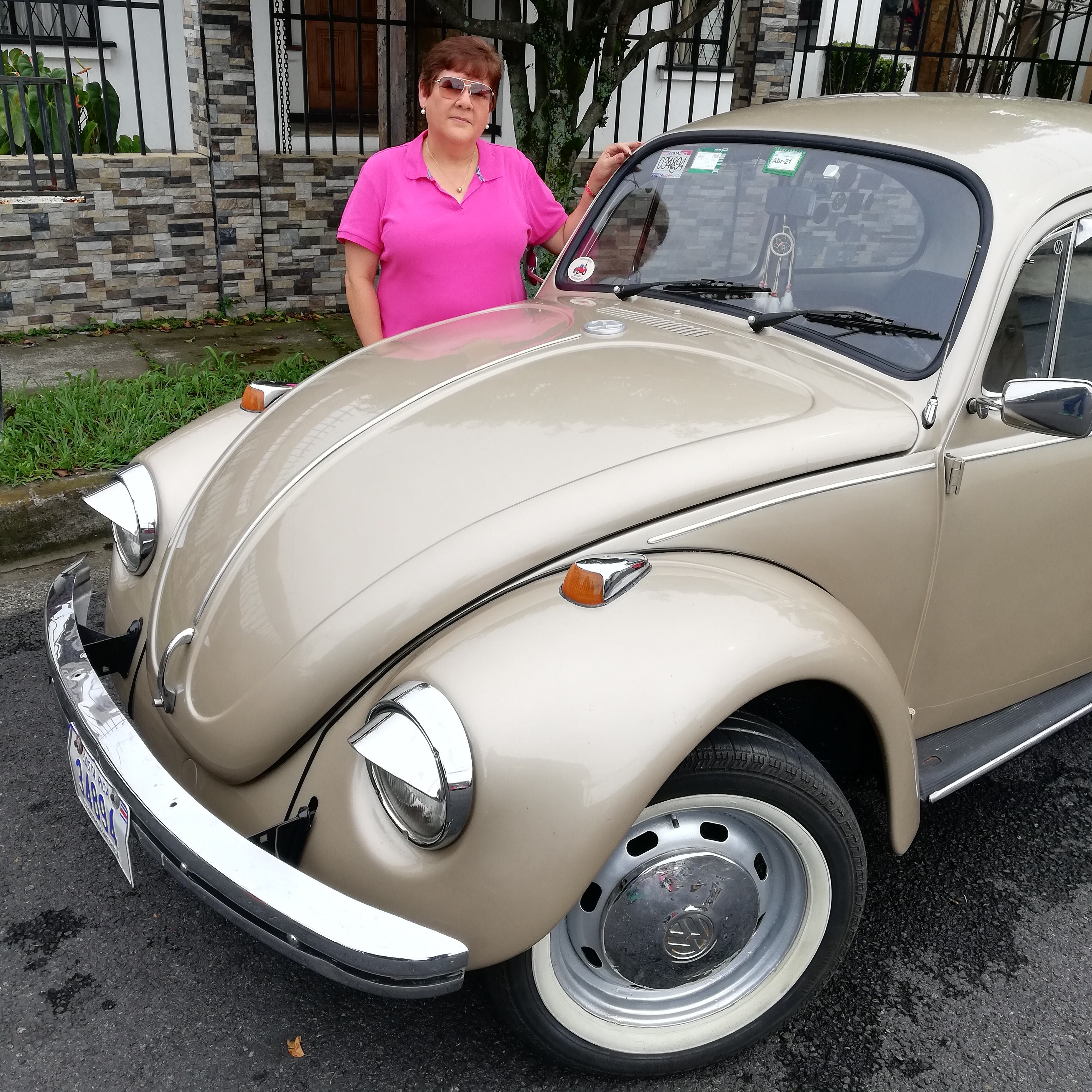 Lorena Murillo Valerio, de 53 años, se enamoró de un Volkswagen Escarabajo modelo 1970, 1500 centímetros cúbicos, al cual le puso Camilo