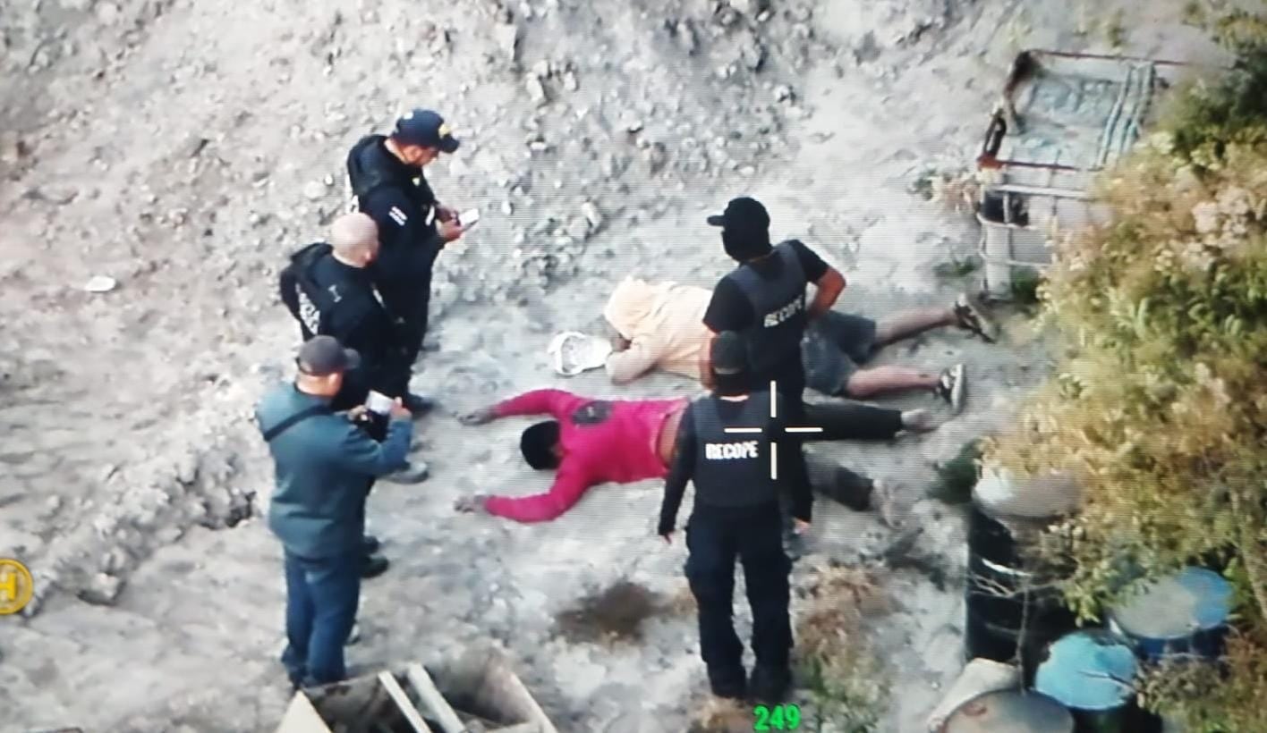 El conductor y dos acompañantes fueron capturados durante el operativo. Mientras que dos personas más huyeron del sitio.