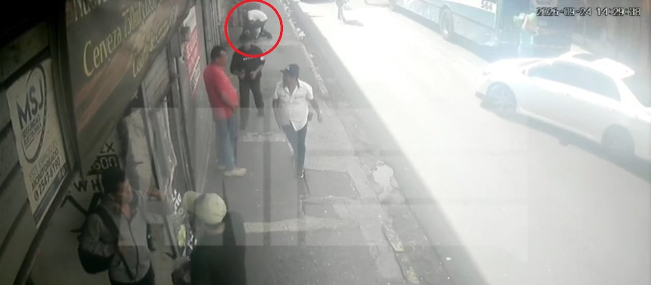 El crimen fue grabado por una cámara de seguridad.