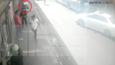Cámara grabó como hombre fue asesinado con “candado chino” a plena luz del día en San José centro