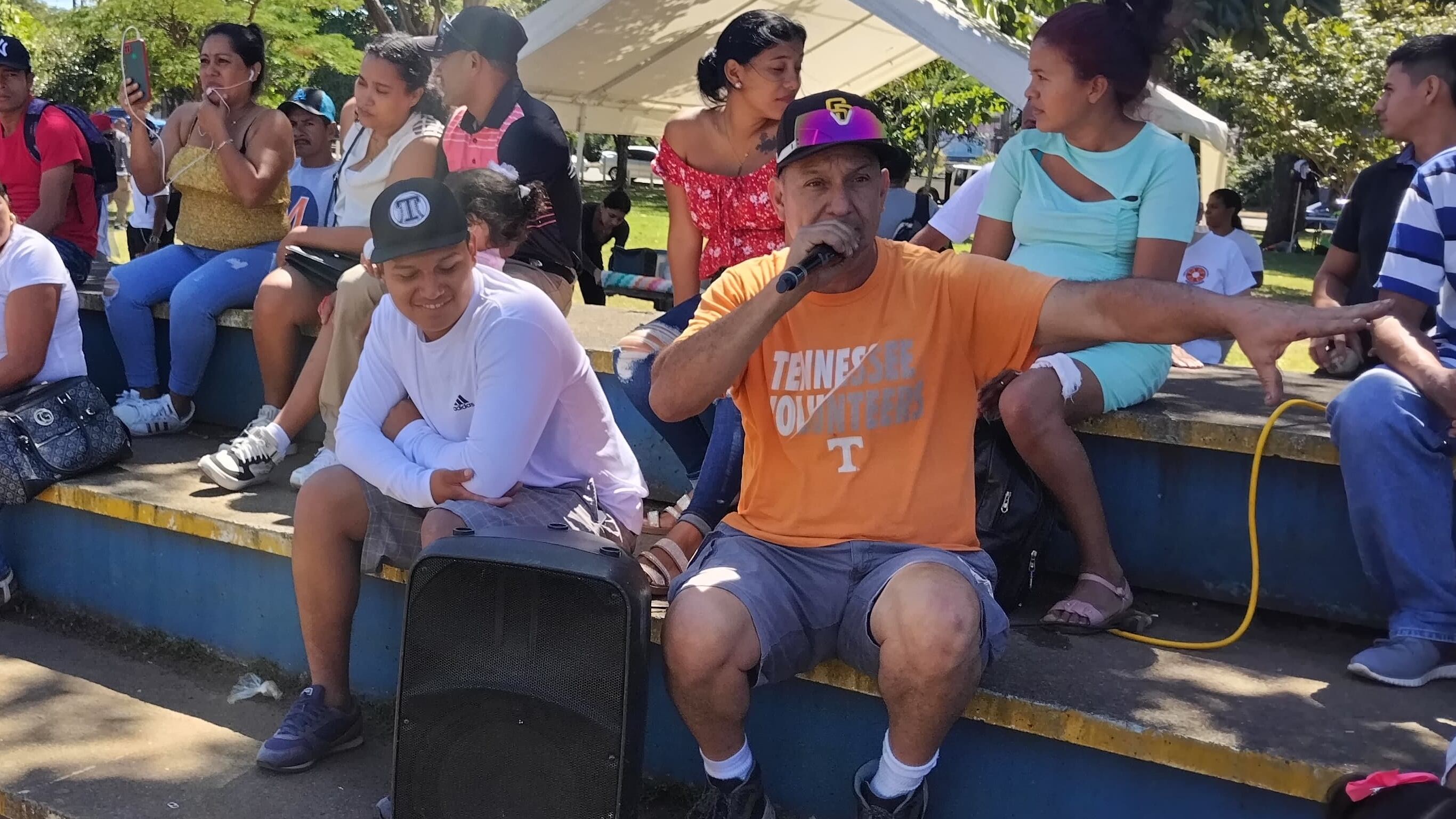 Aldo Vílchez Rocha dejó su amada Nicaragua y se vino para Costa Rica en busca de un mejor futuro económico en 1998, tenía 25 años. Como beisbolista aquí ganó 4 títulos nacionales con la UIA y ahora narra partidos en La Sabana para su comunidad nicaragüense.