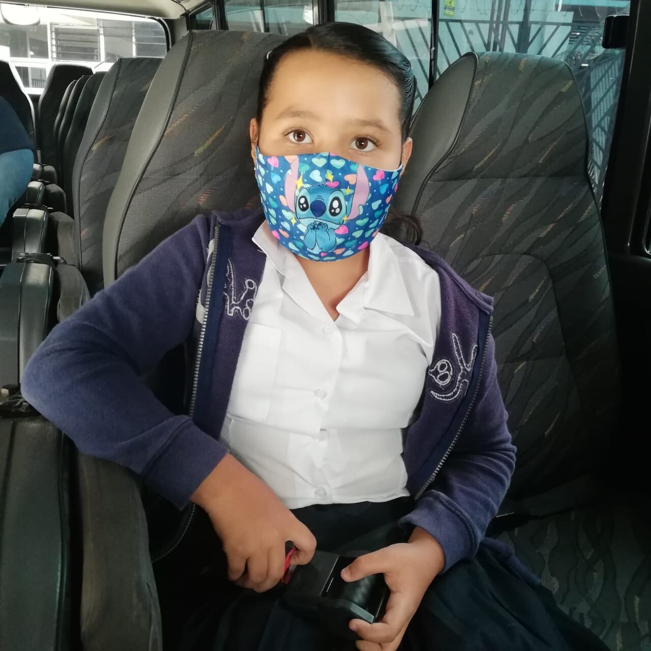 Isabella González Miranda tiene 8 años y a partir del próximo lunes, como miles de estudiantes, volverá a las aulas transportada en una buseta.