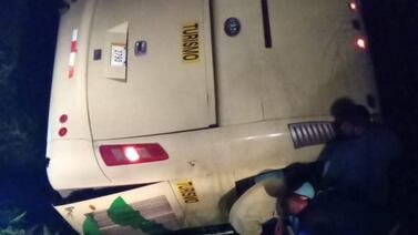 Los 63 migrantes que viajaban en bus que cayó a guindo están recibiendo asistencia humanitaria