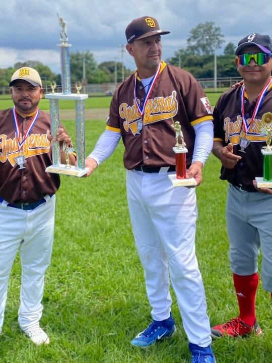 Aldo Vílchez Rocha dejó su amada Nicaragua y se vino para Costa Rica en busca de un mejor futuro económico en 1998, tenía 25 años. Como beisbolista aquí ganó 4 títulos nacionales con la UIA y ahora narra partidos en La Sabana para su comunidad nicaragüense.