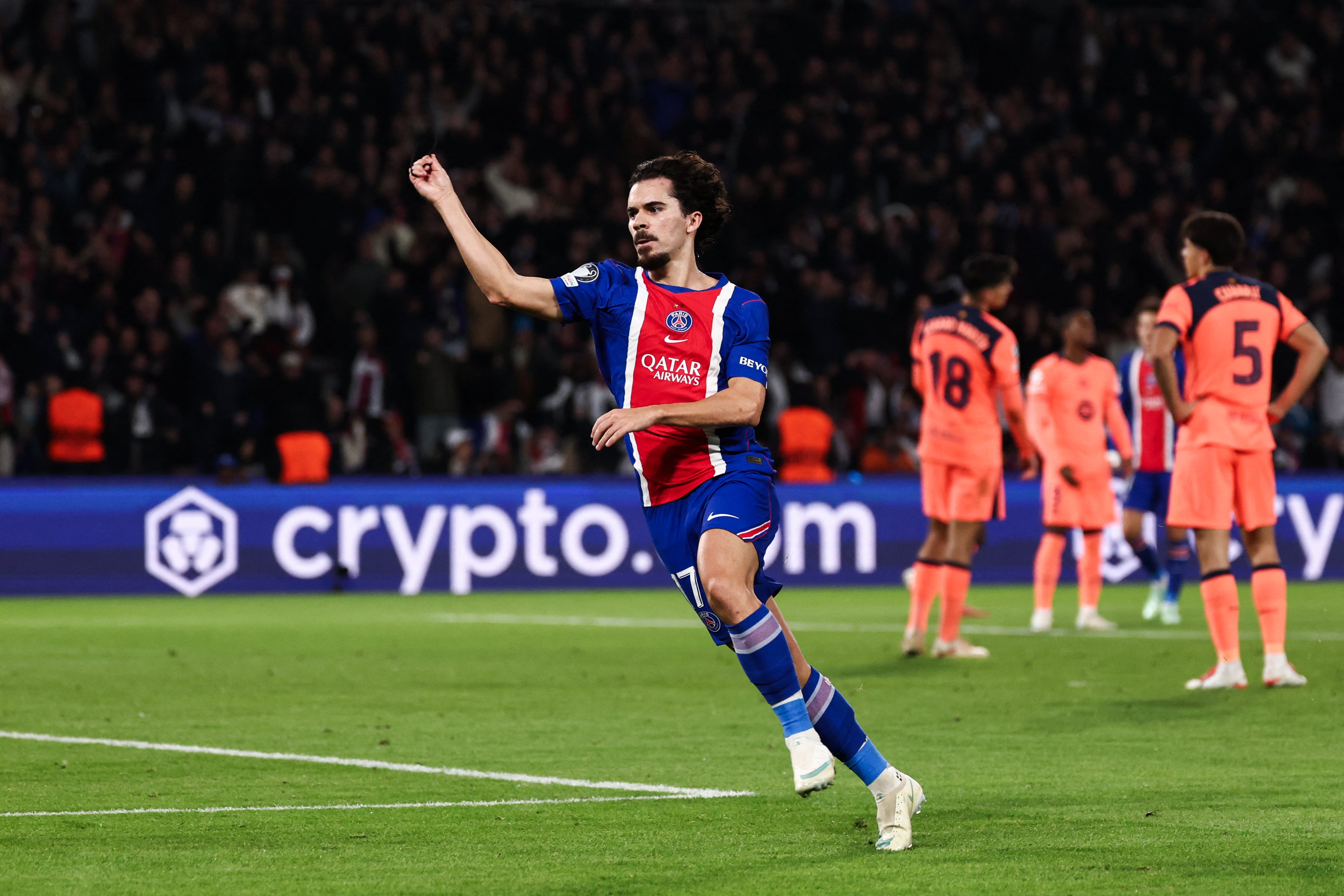 El portugués Vitinha celebra su anotación con el PSG ante el Barcelona por la Champions League, en el Parque de los Príncipes.