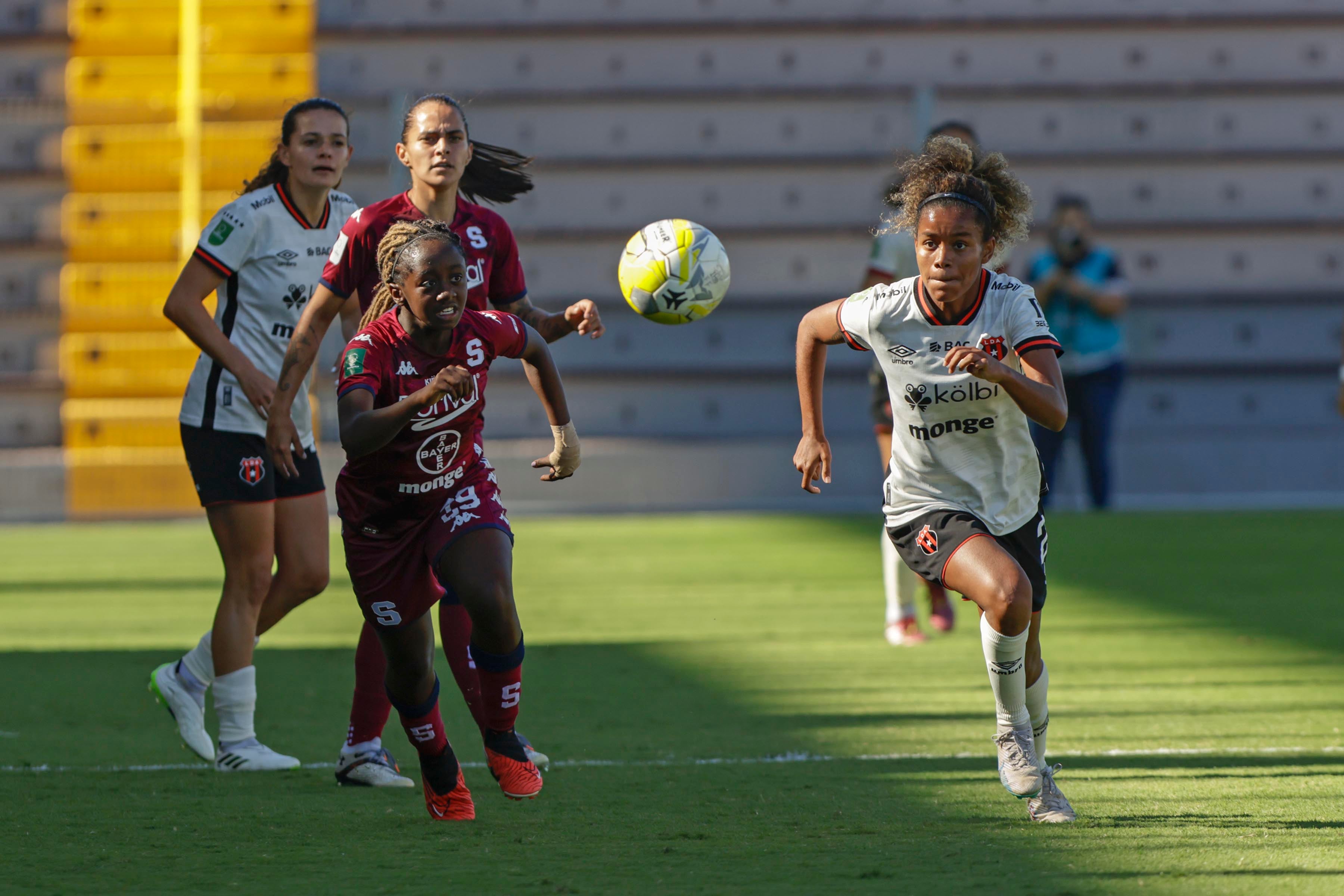 14/04/2024. Estadio Ricardo Saprissa Aymá, Tibás. Hora: 02:00 p.m. Clásico del fútbol nacional femenino entre el Deportivo Saprissa y Liga Deportiva Alajuelense (LDA), parte del  Torneo de Apertura 2024, disputado en el Estadio Ricardo Saprissa Aymá, Tibás. Fotos: Mayela López