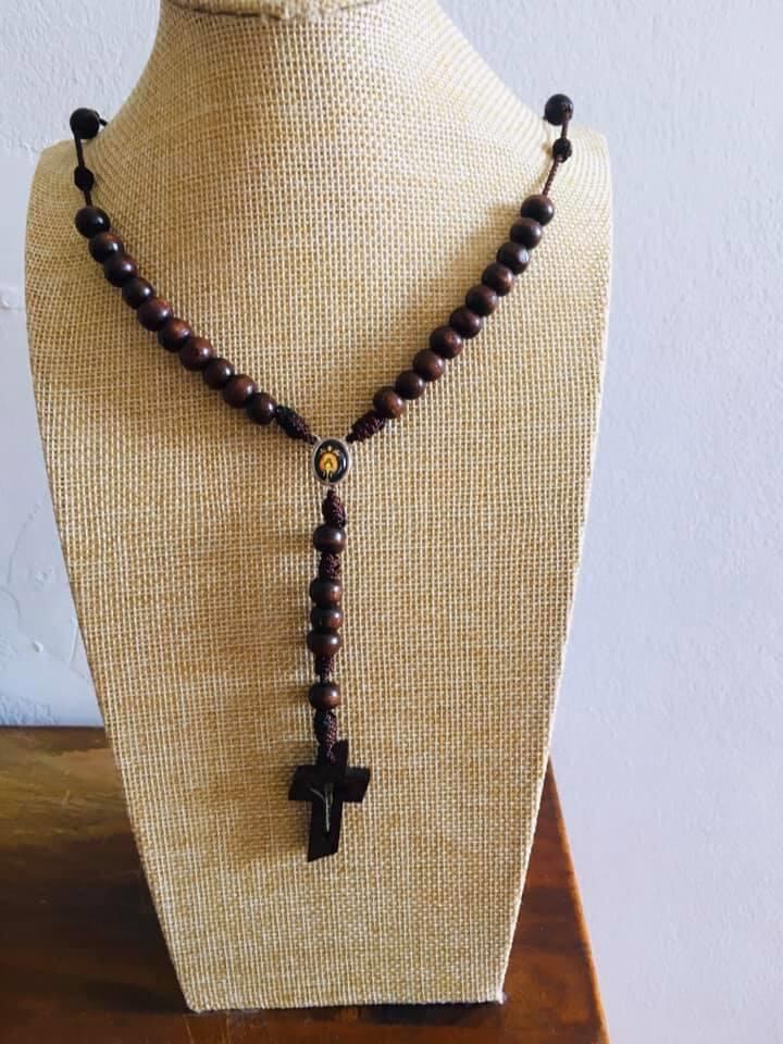 Andrea Mora Solano era asistente dental y le suspendieron el contrato laboral por eso se puso a hacer rosarios y le va pura vida