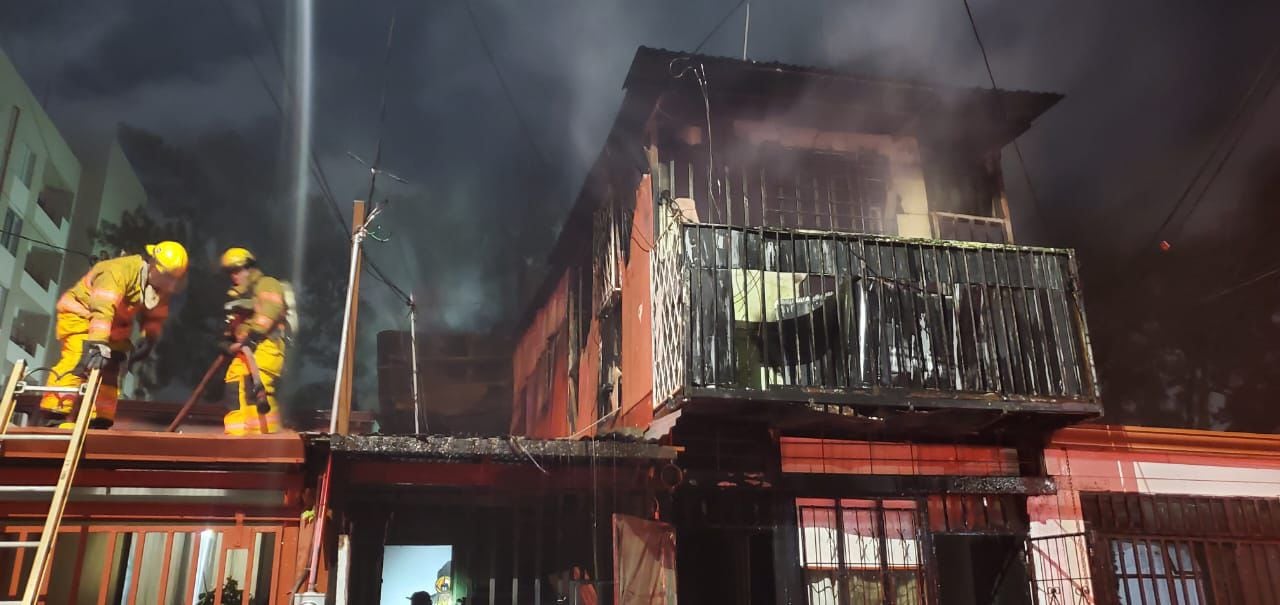 Bomberos atendieron un incendio que acabo con dos casas este jueves en Heredia