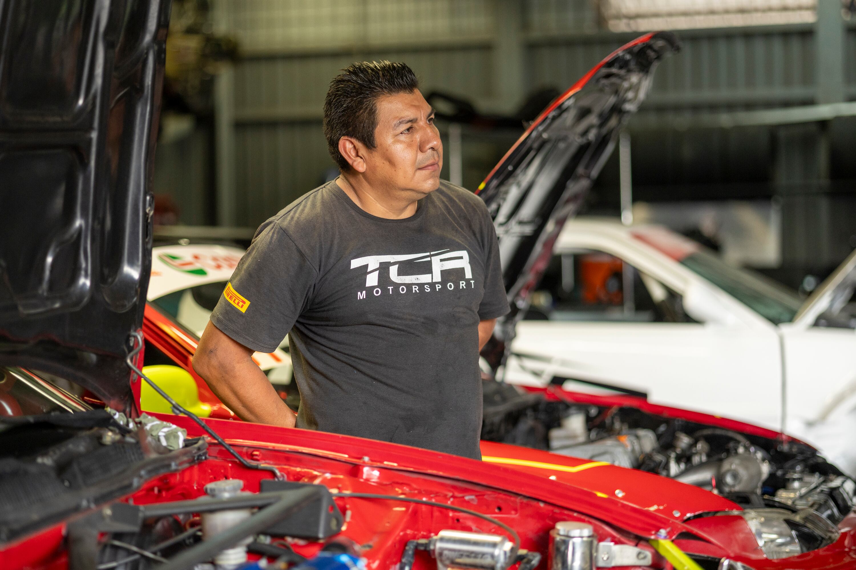 19/06/2024, Alajuela, Parque Viva, entrevista con Eduardo Aguilar Calderón, dueño del taller TCR y con el mecánico Noel Palacios para hablar de consejos para el mantenimiento de los vehículos.