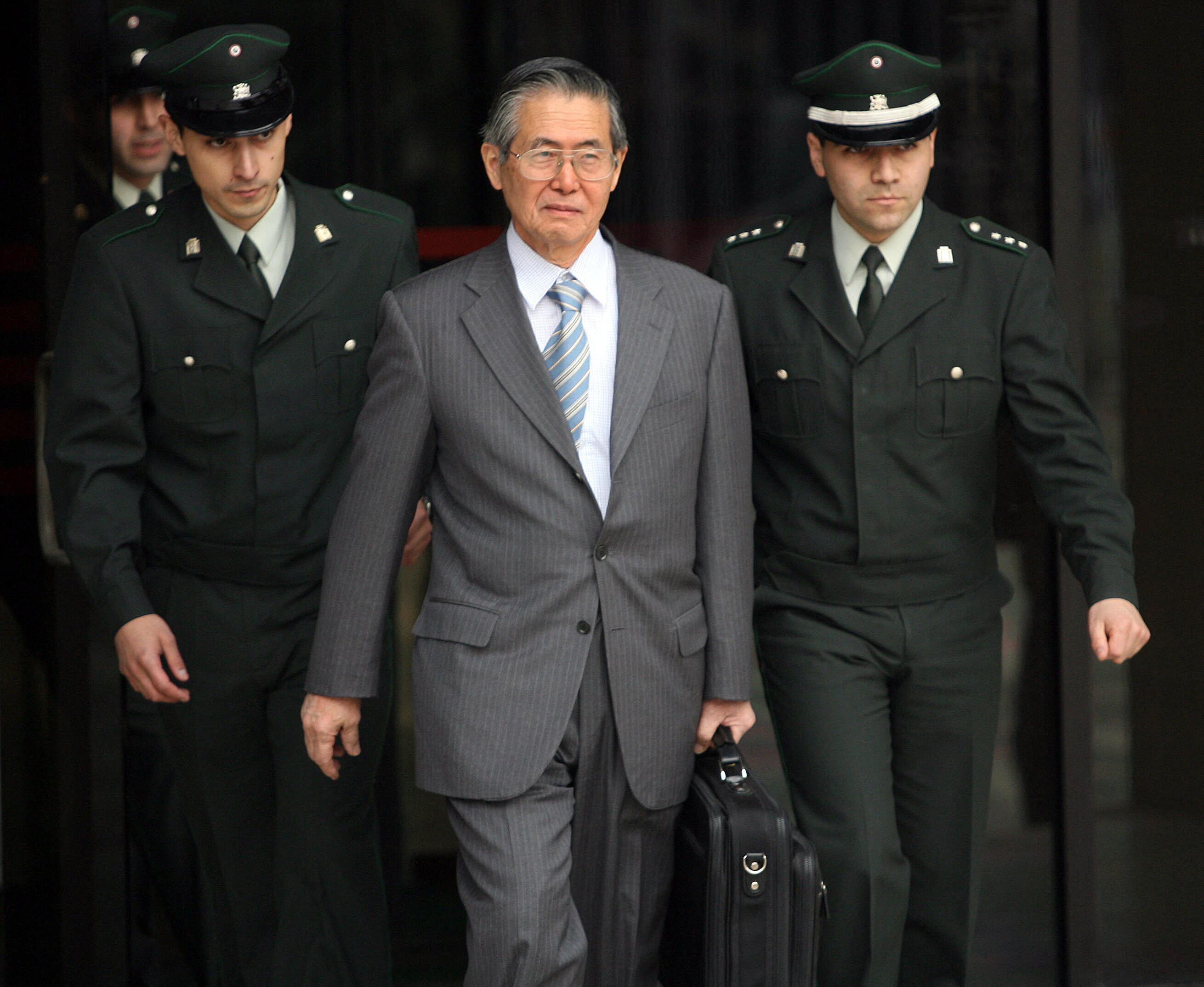 Archivo: El expresidente peruano Alberto Fujimori sale de prisión el 18 de mayo de 2006 en Santiago, tras pagar una fianza. Foto: MARTIN BERNETTI / AFP)