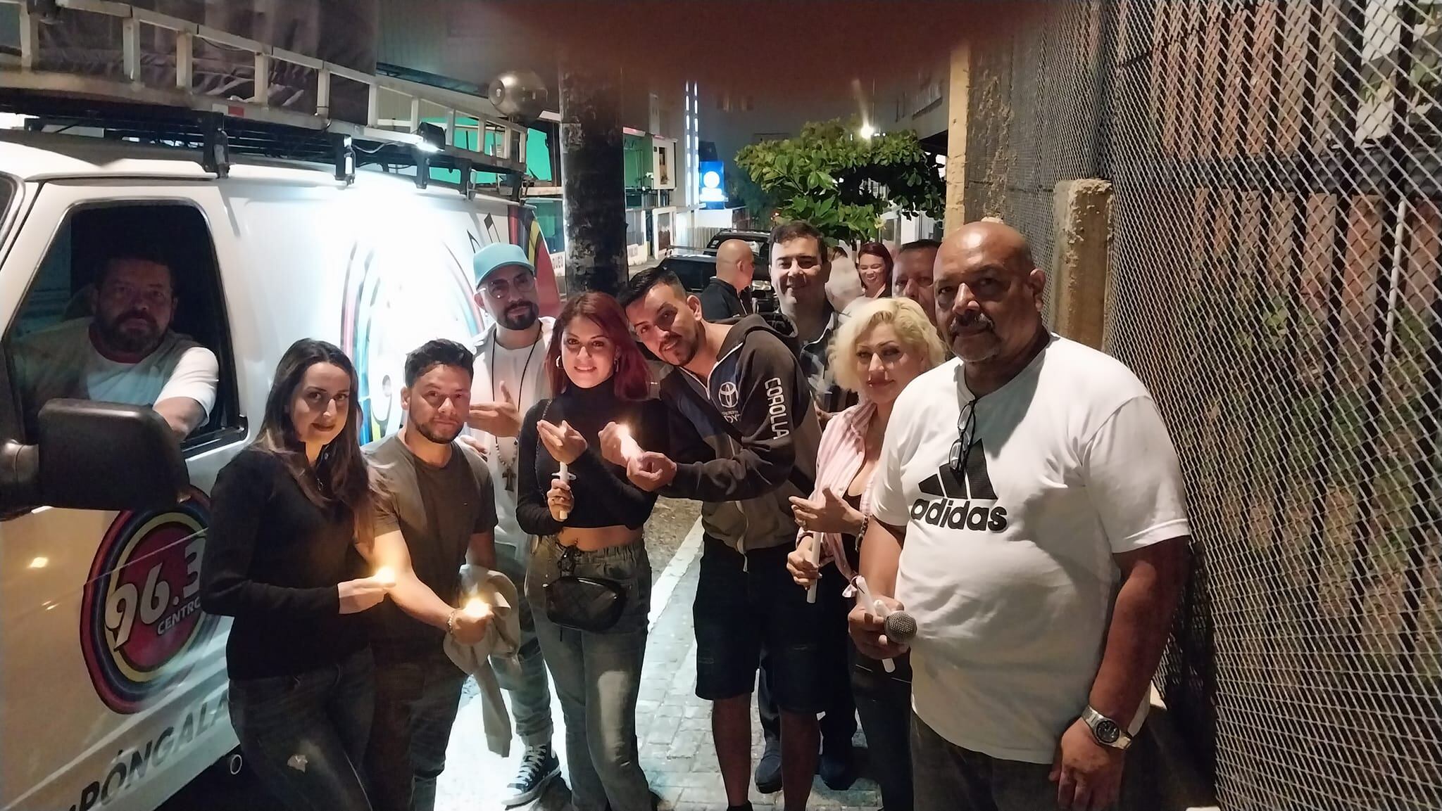 Vigilia en honor al músico Carlos Cruz, del dúo Los Huracanes, en las afueras del hospital Calderón Guardia.