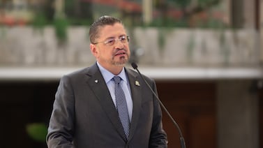 A Rodrigo Chaves le llegó una carta este 14 de febrero y no precisamente de amor