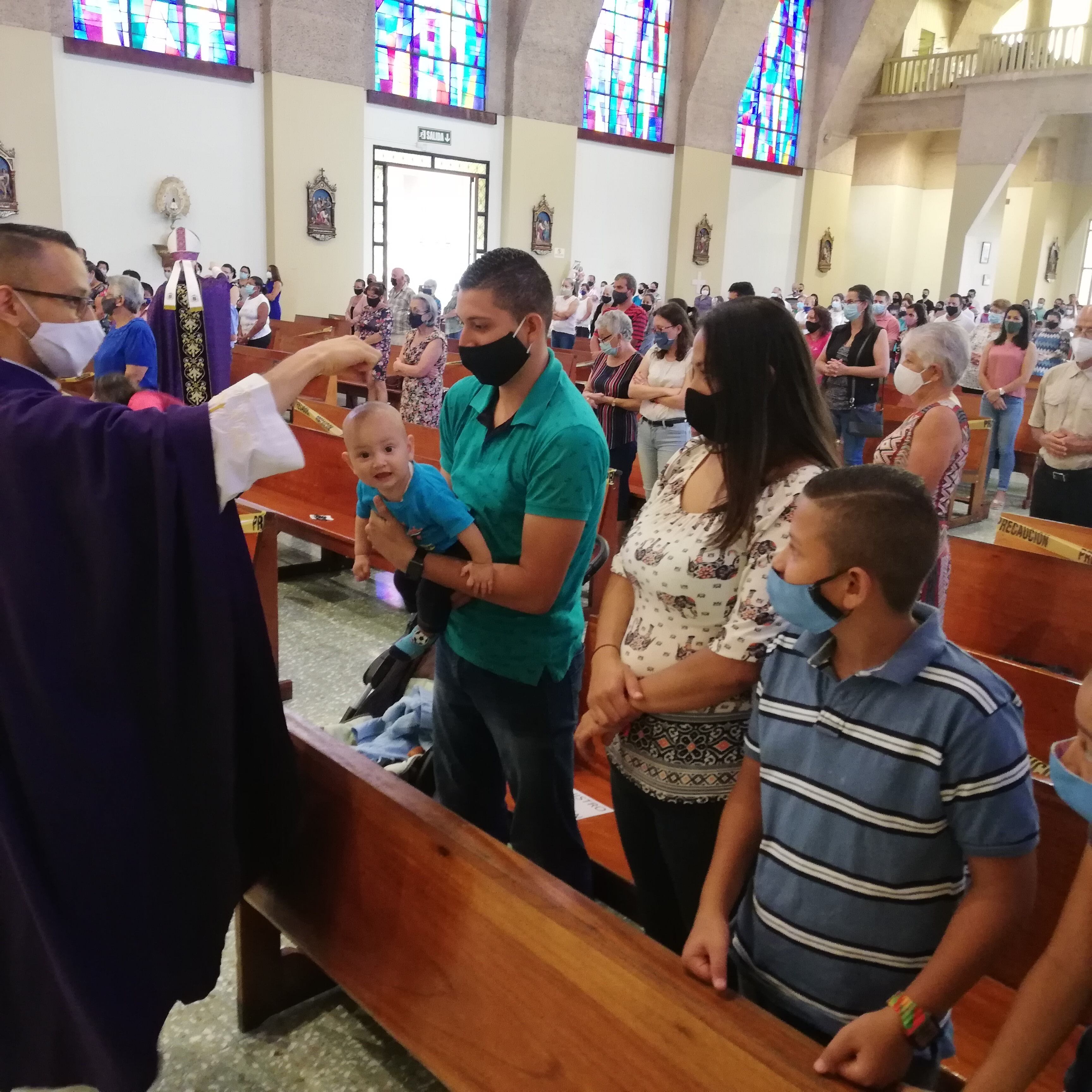 En la Catedral de Ciudad Quesada se vivió con mucha fe e higiene la misa del Miércoles de Ceniza del 2021 que presidió monseñor José Manuel Garita, obispo de la diócesis de Ciudad Quesada. En la foto el bebé Rónald Kaleth Jiménez Núñez recibe la ceniza en su cabecita.