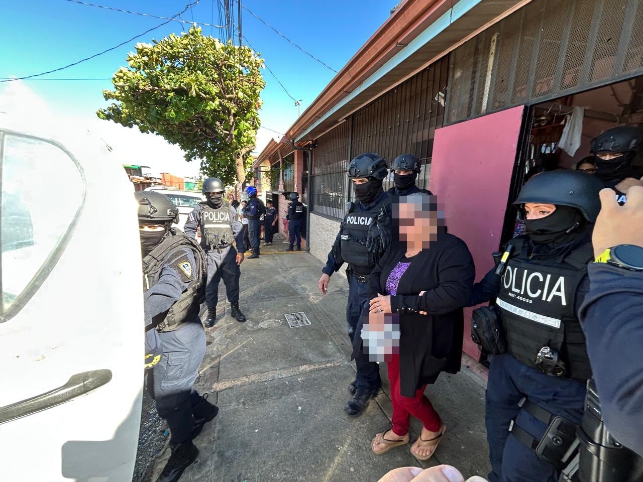 Allanamientos de la PCD contra las bandas Los Fajardo y Los Menani en Guararí, Heredia. Foto: MSP