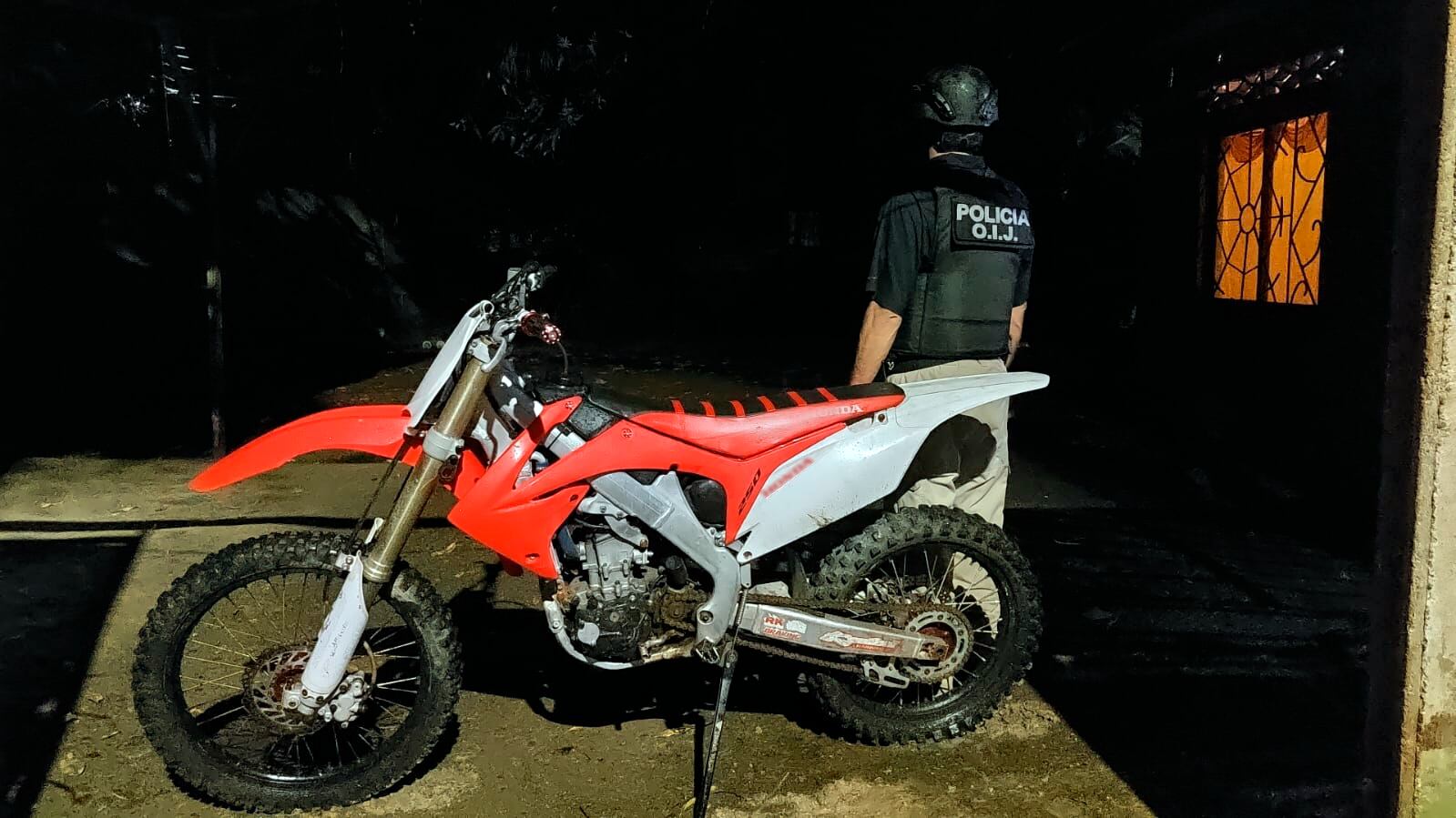 Motocicleta que, al parecer, fue usada en homicidio de policía en Limón. Foto OIJ.